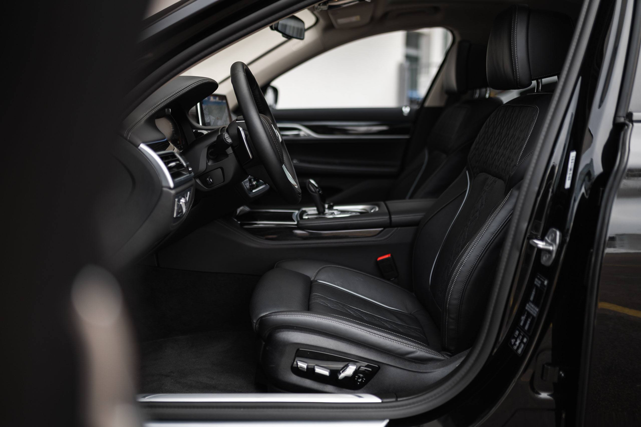BMW-750i-16