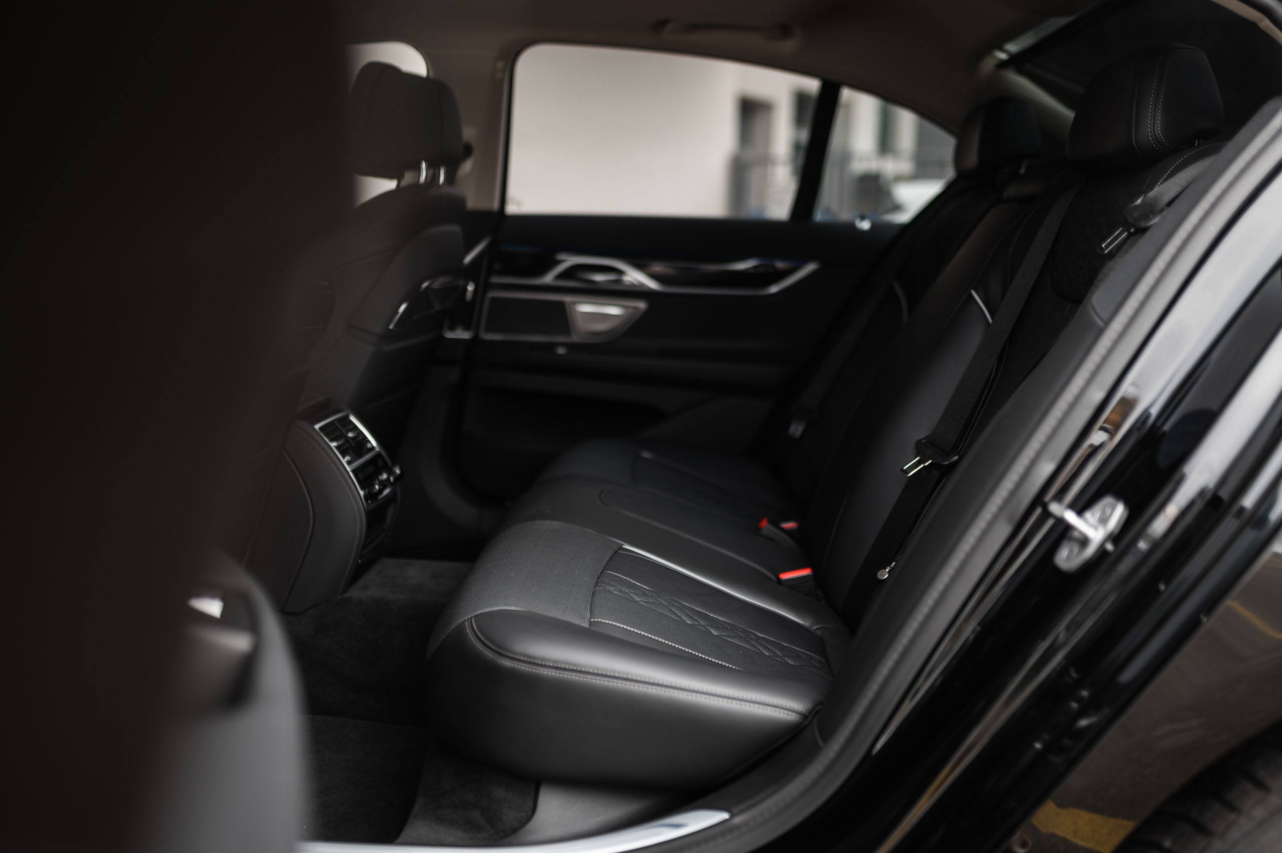 BMW-750i-18