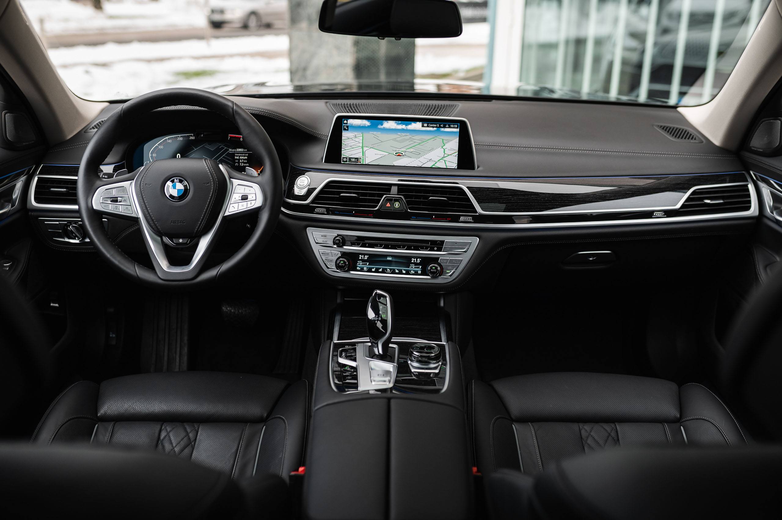 BMW-750i-25