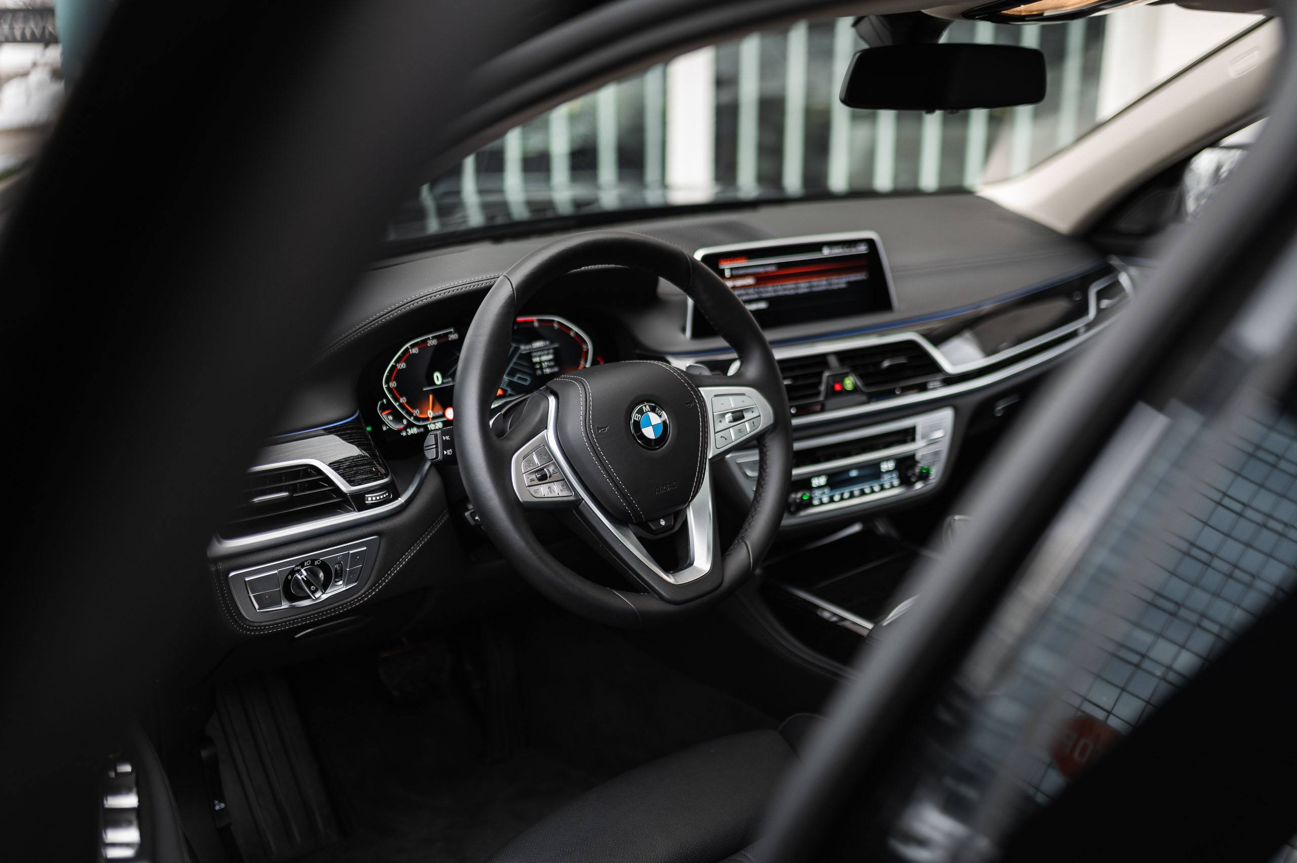 BMW-750i-28