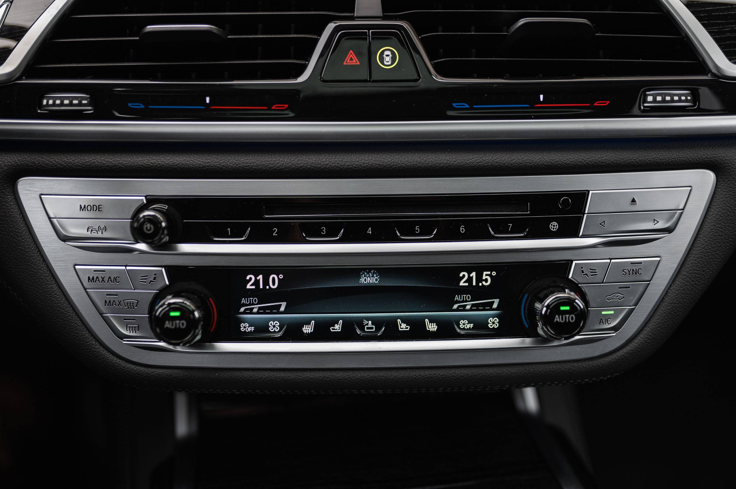 BMW-750i-29