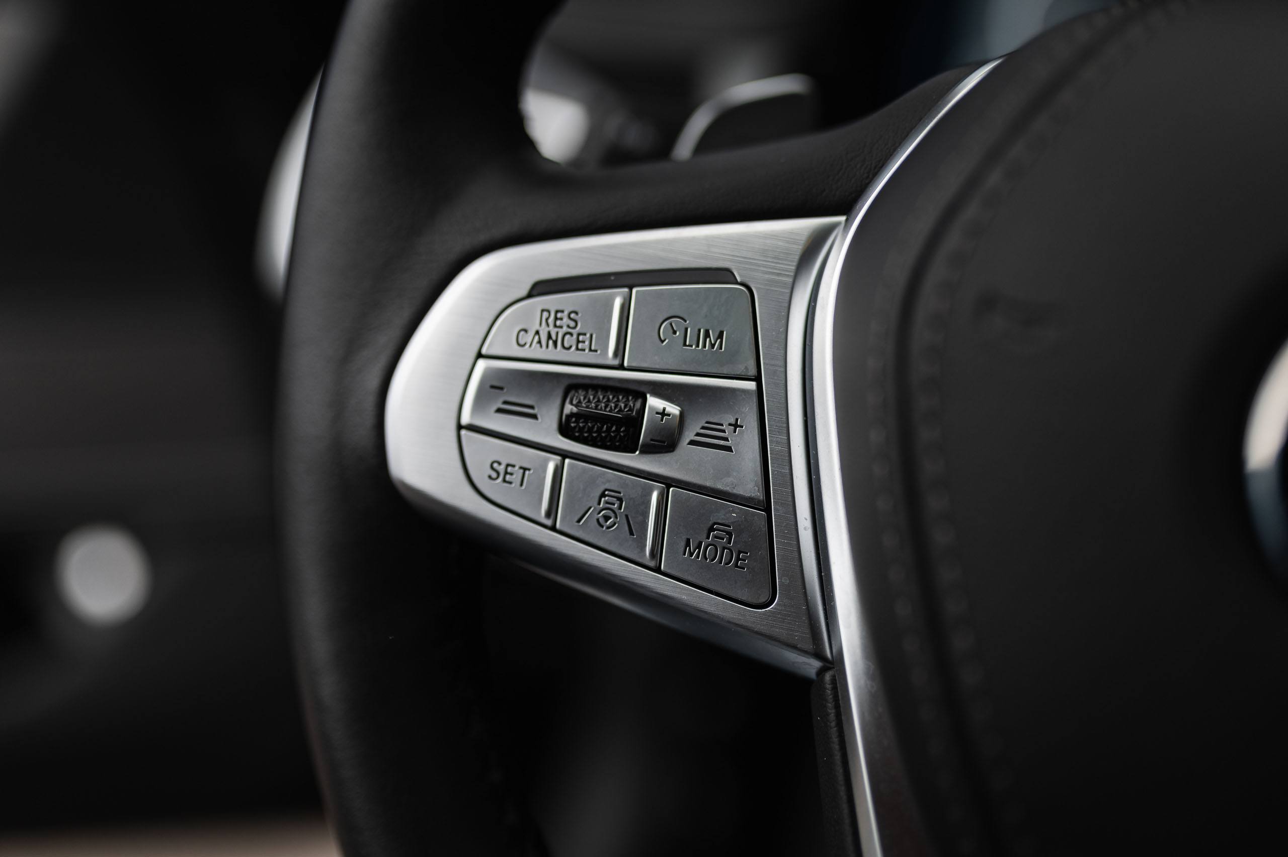BMW-750i-32