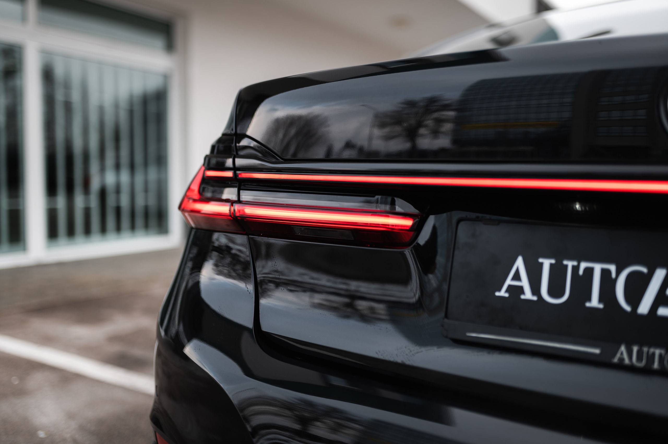 BMW-750i-7