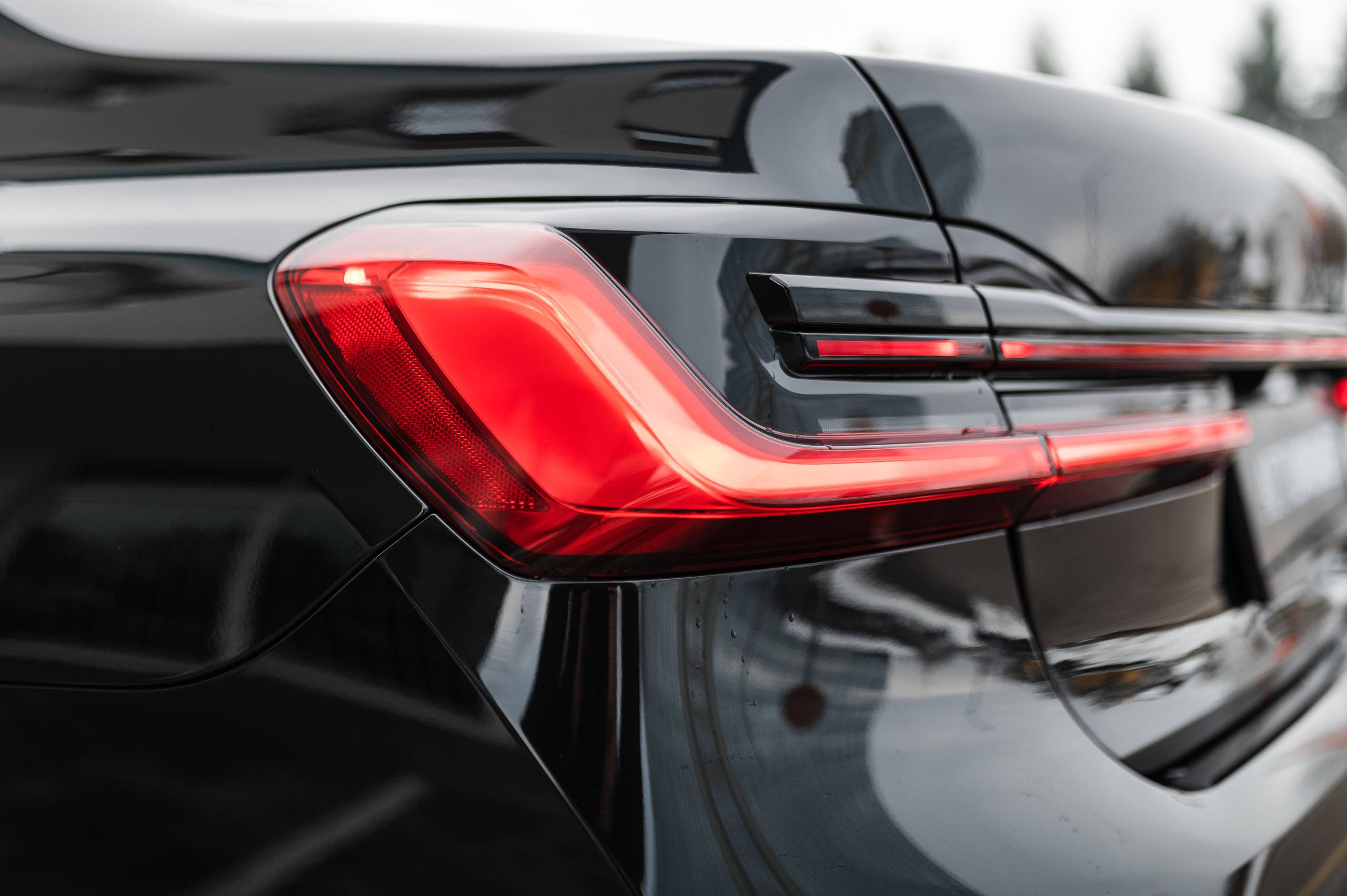BMW-750i-8