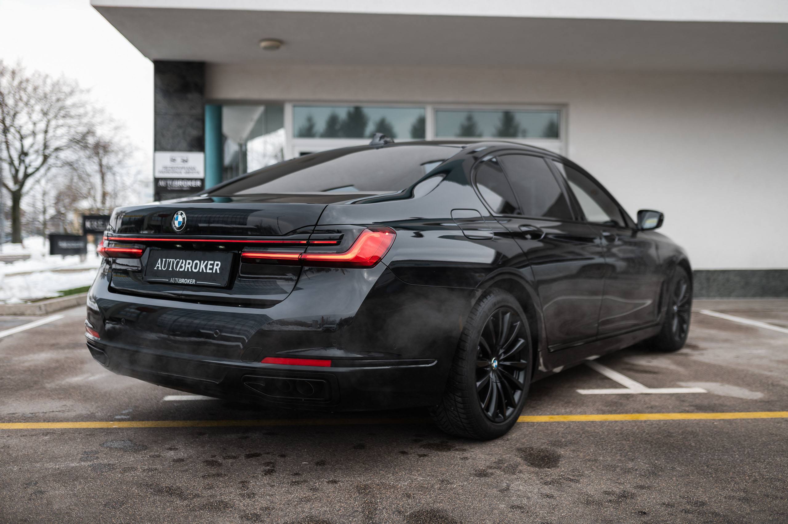 BMW-750i-9