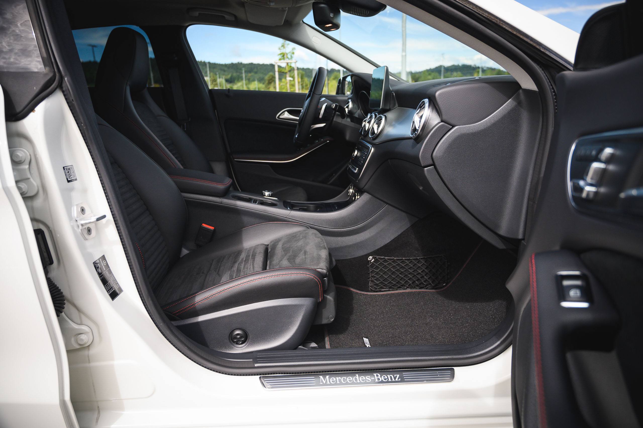 Mercedes-Benz-CLA220d-White-32