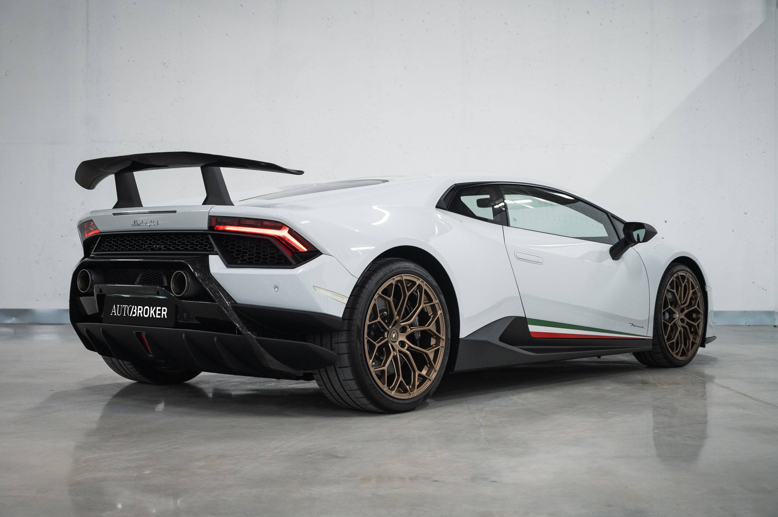 Lamborghini-H-Performante-White-11