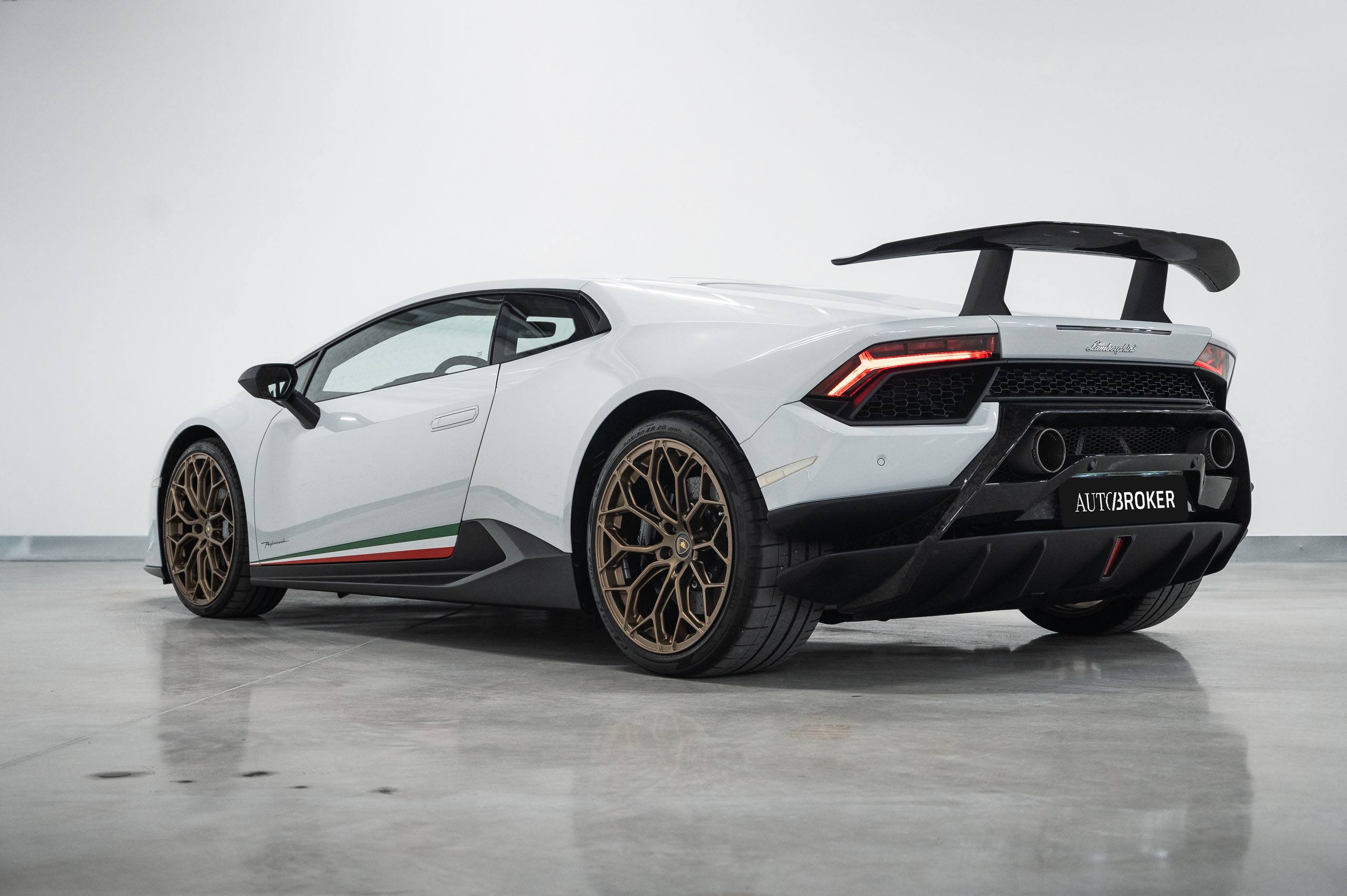 Lamborghini-H-Performante-White-13
