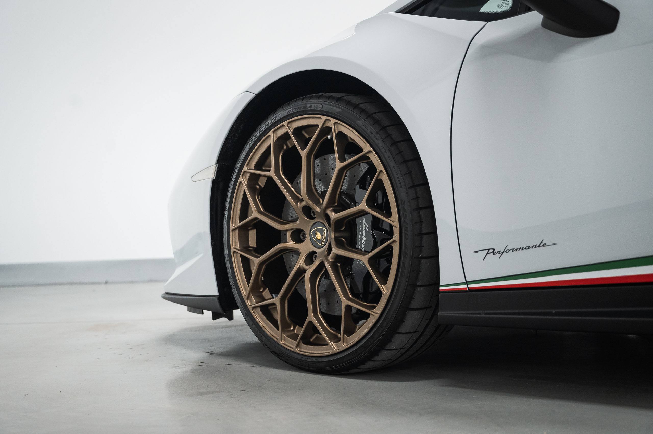 Lamborghini-H-Performante-White-14
