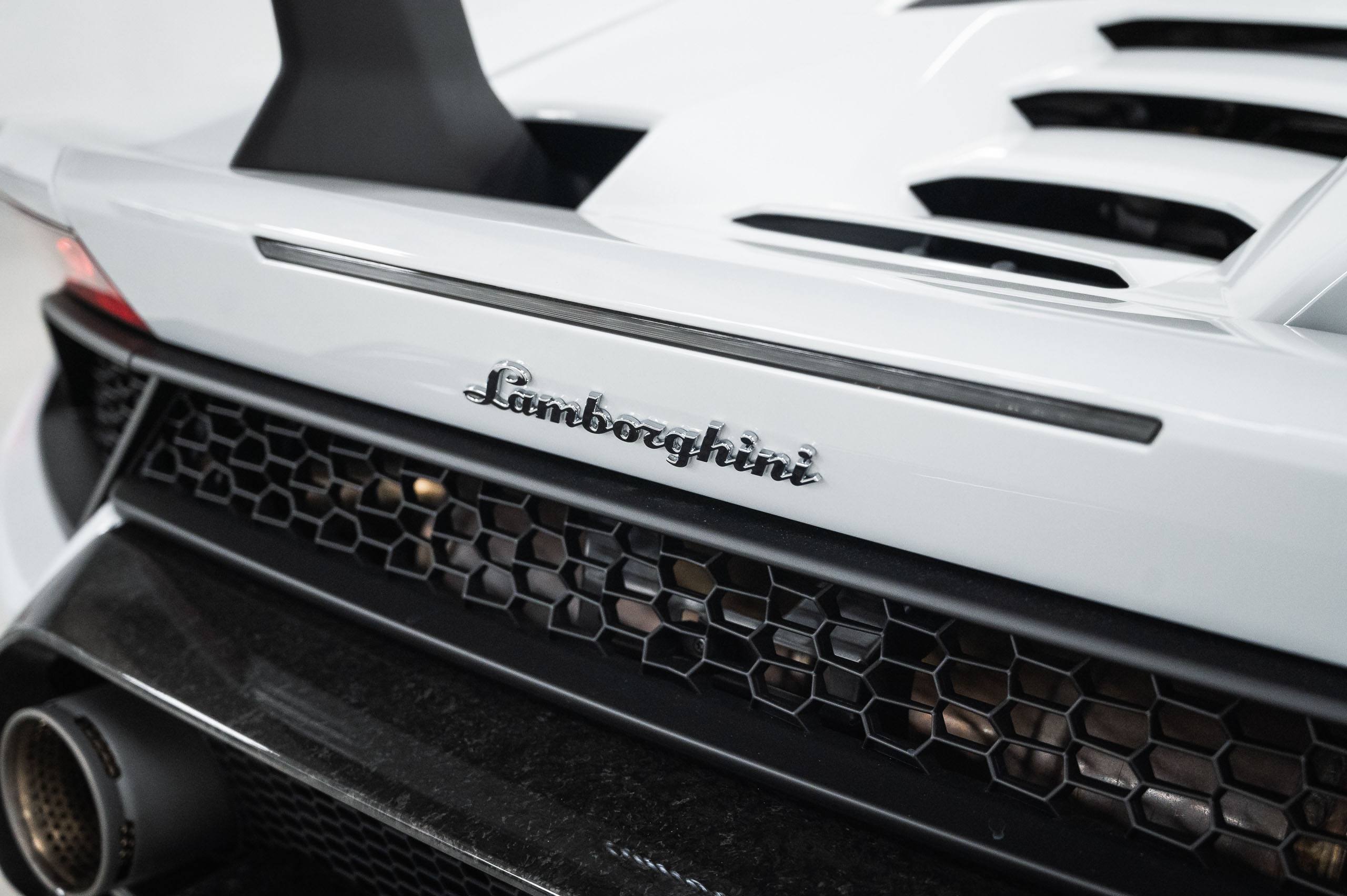 Lamborghini-H-Performante-White-16