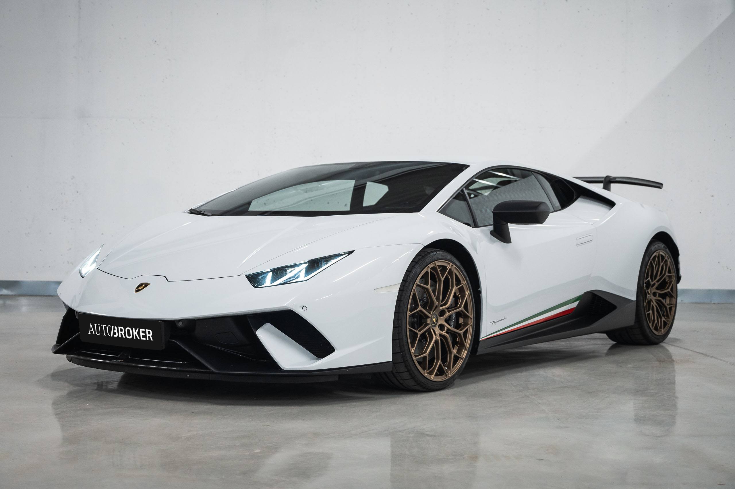 Lamborghini-H-Performante-White-2