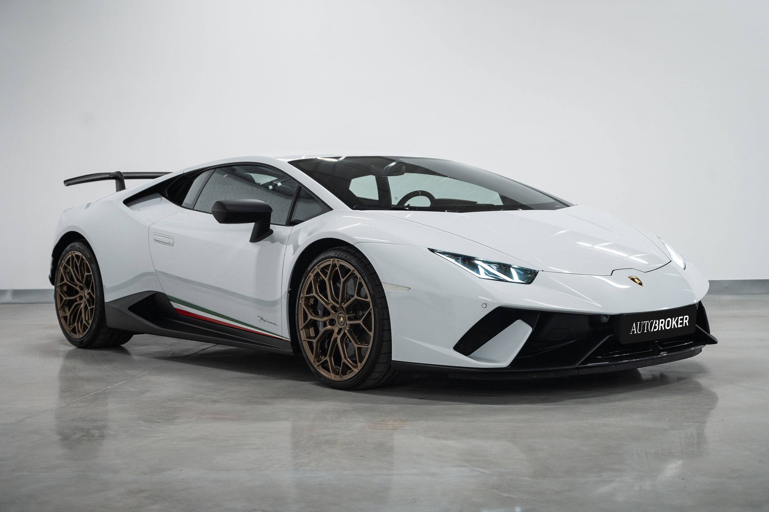 Lamborghini-H-Performante-White-4