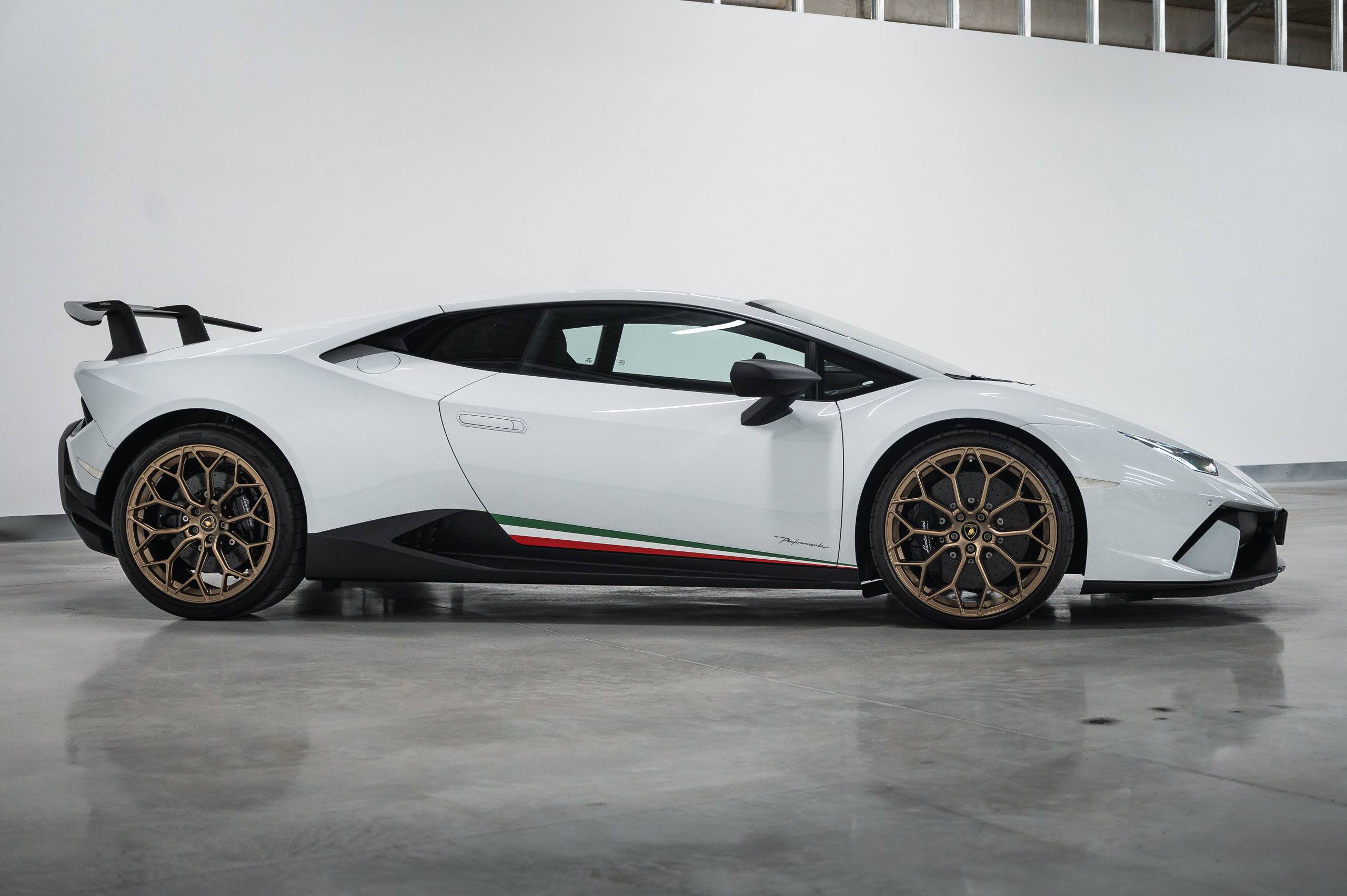 Lamborghini-H-Performante-White-5