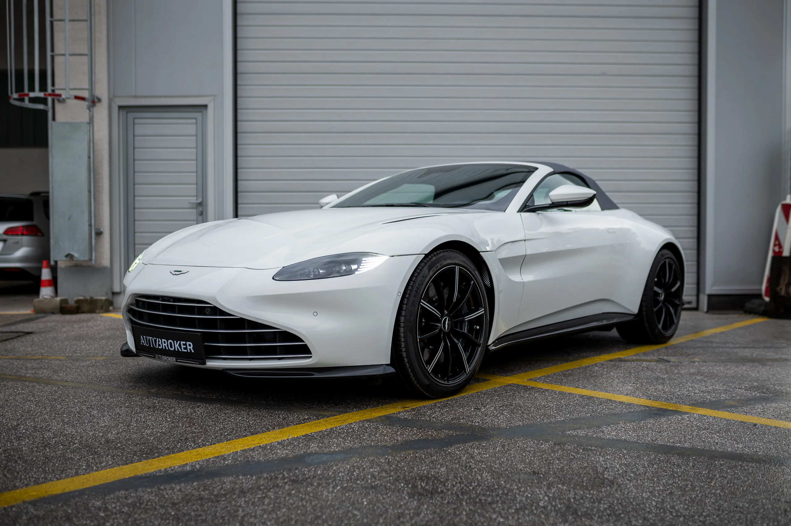 Aston-Martin-V8-Vantage-Roadster-00