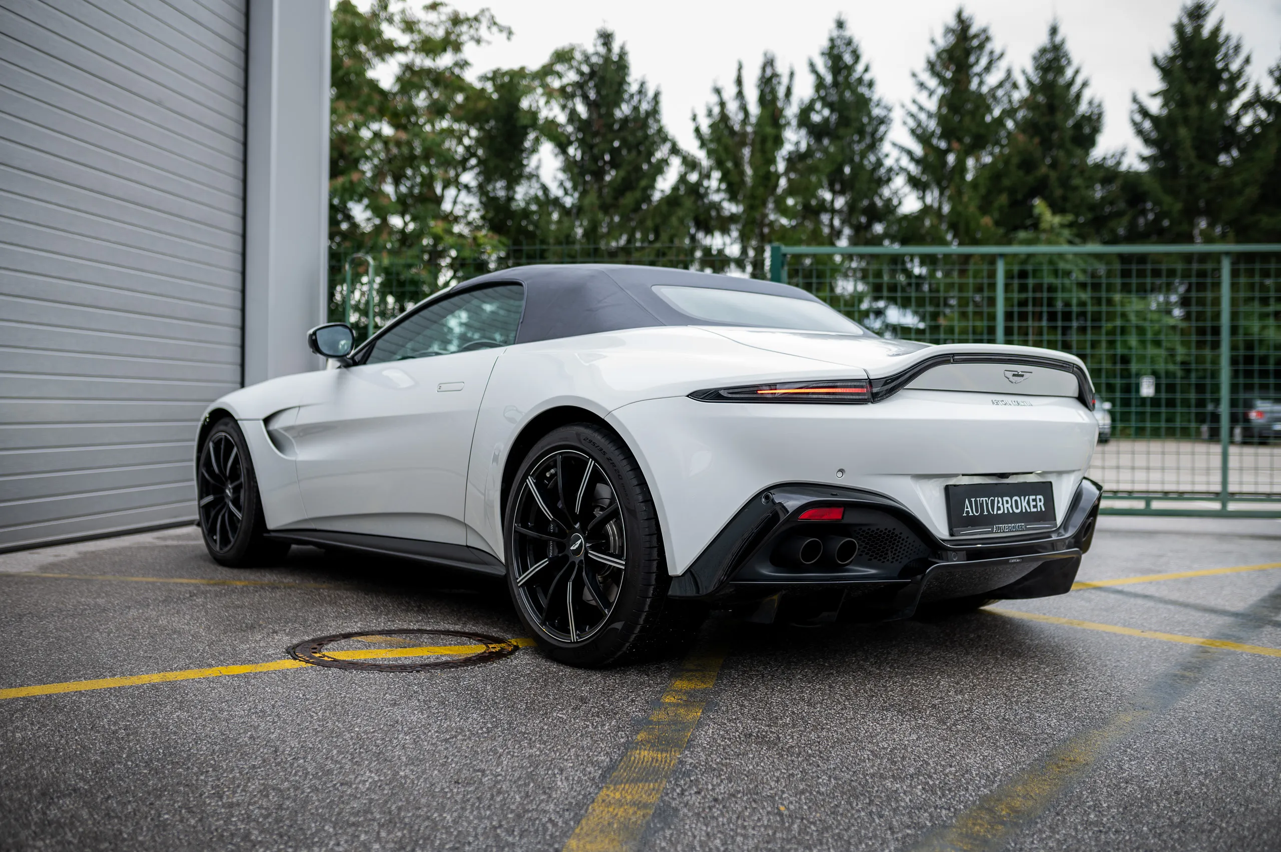 Aston-Martin-V8-Vantage-Roadster-07