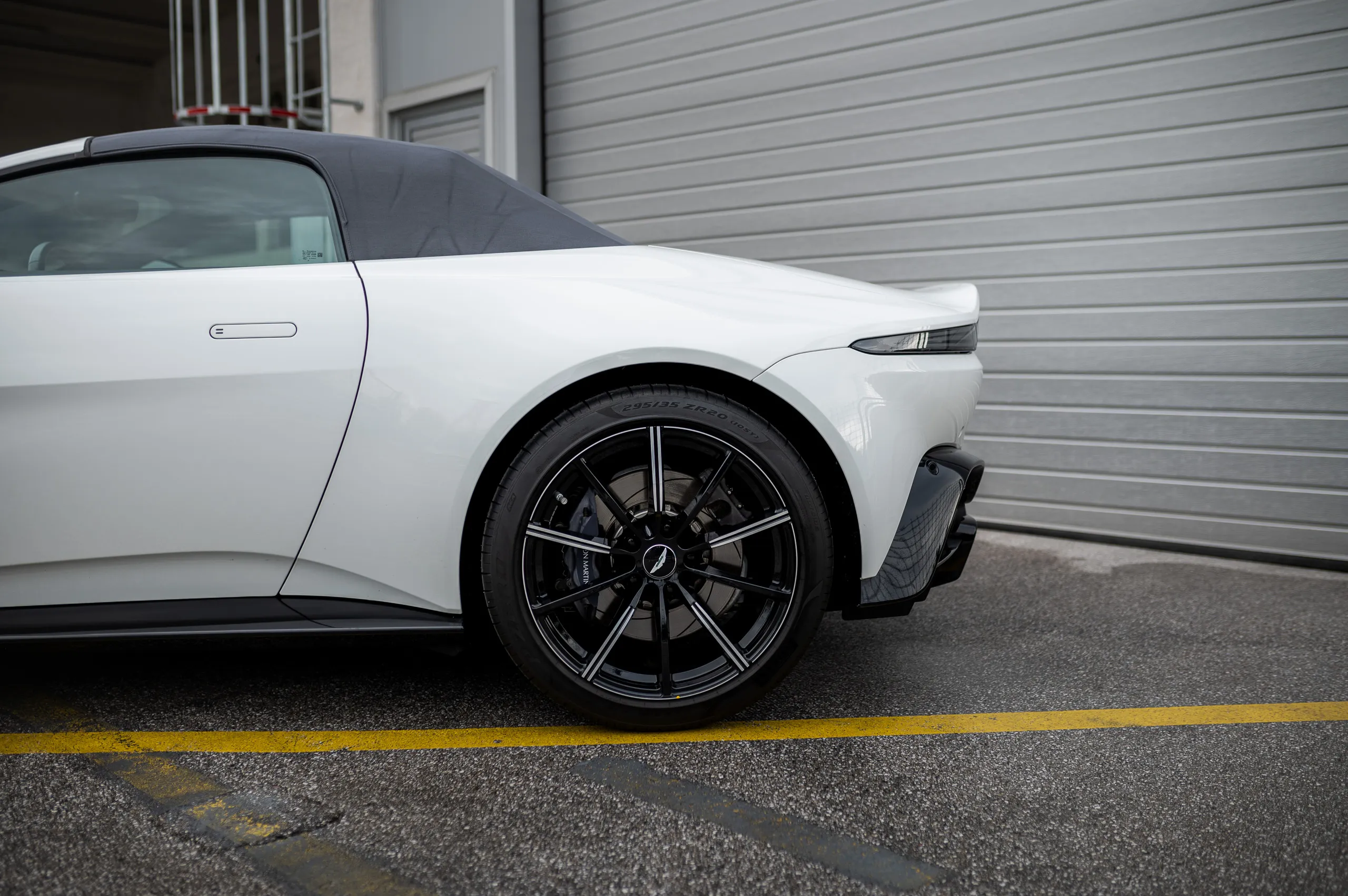 Aston-Martin-V8-Vantage-Roadster-09