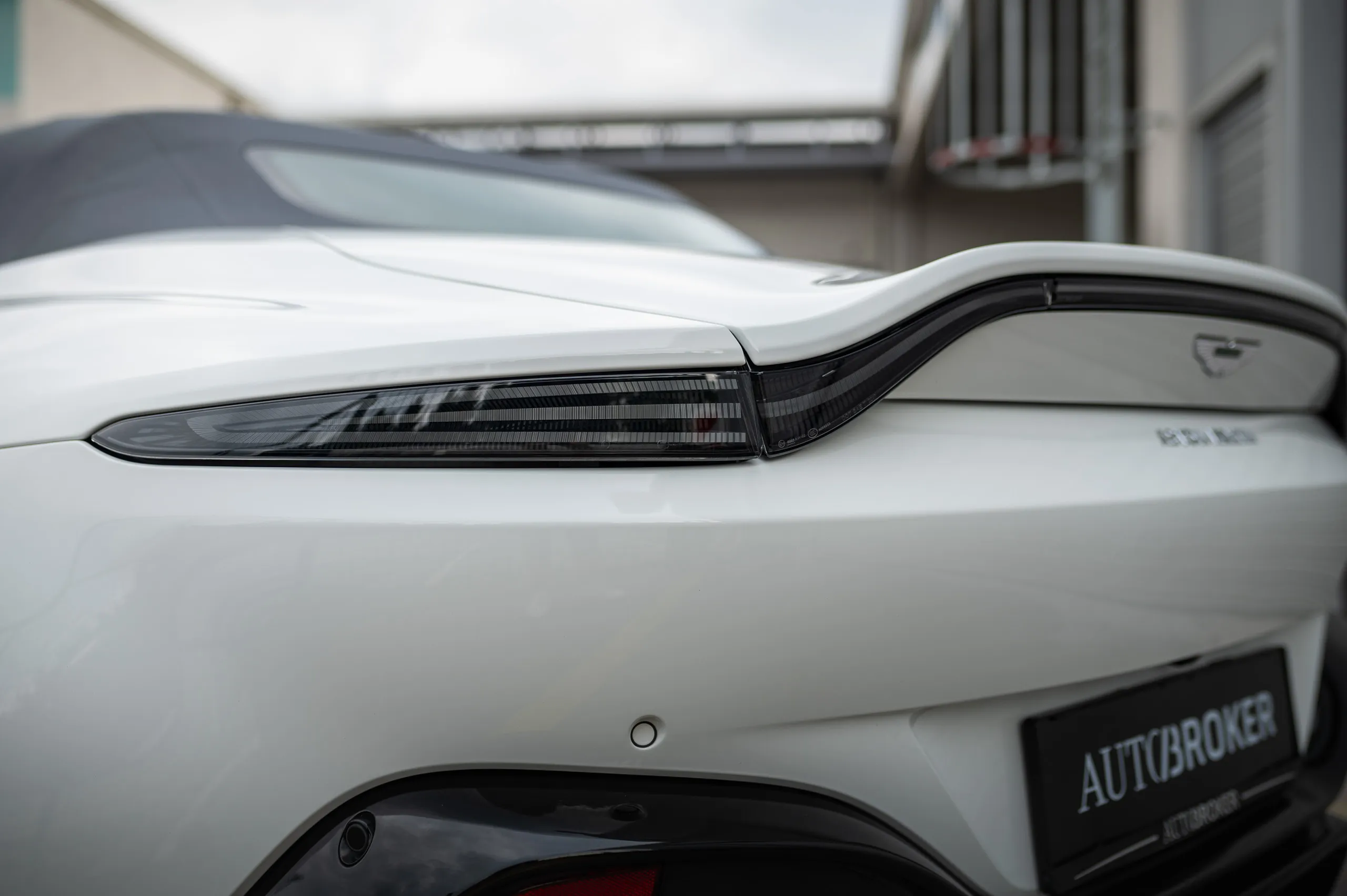 Aston-Martin-V8-Vantage-Roadster-10