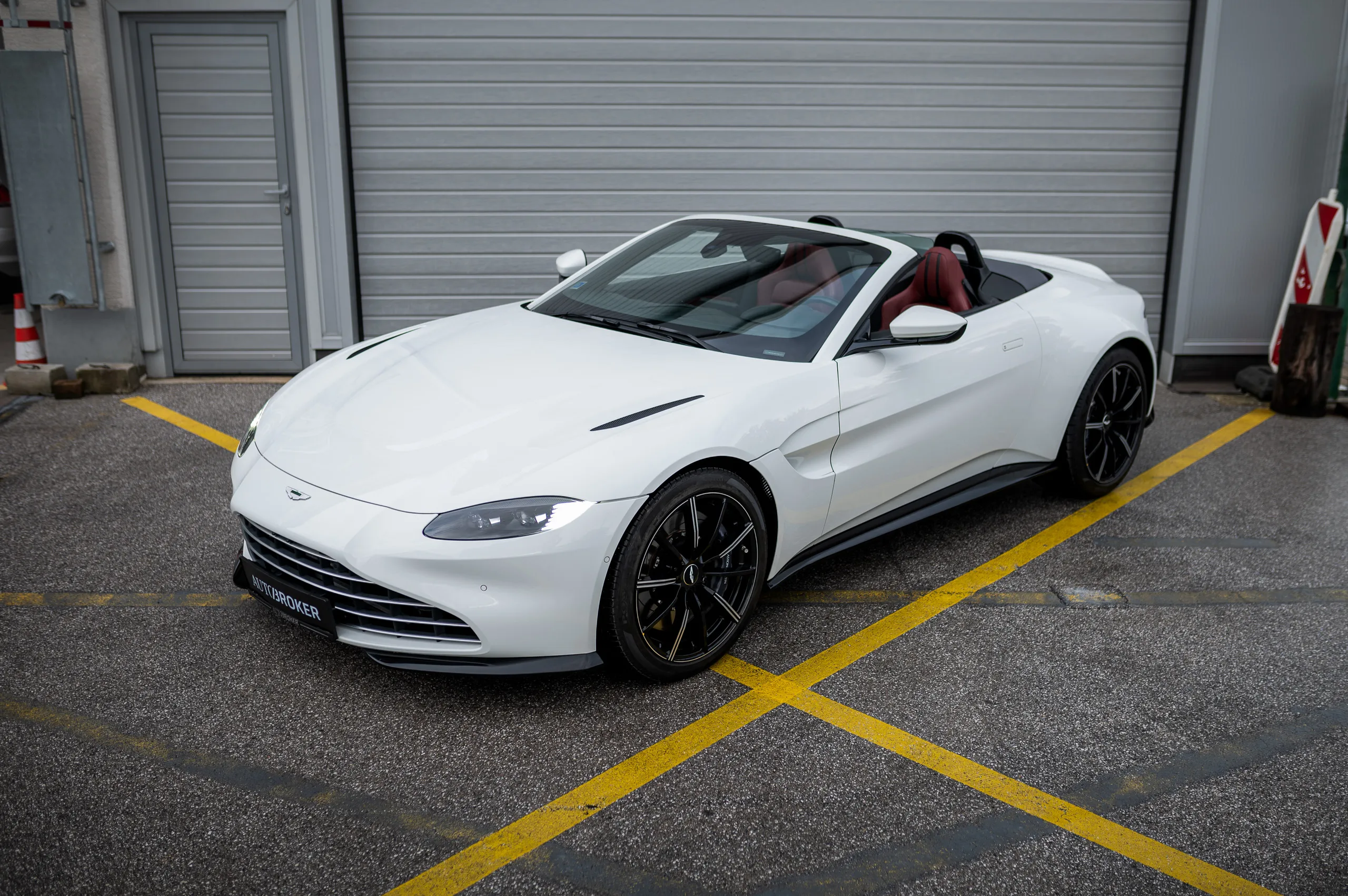 Aston-Martin-V8-Vantage-Roadster-19
