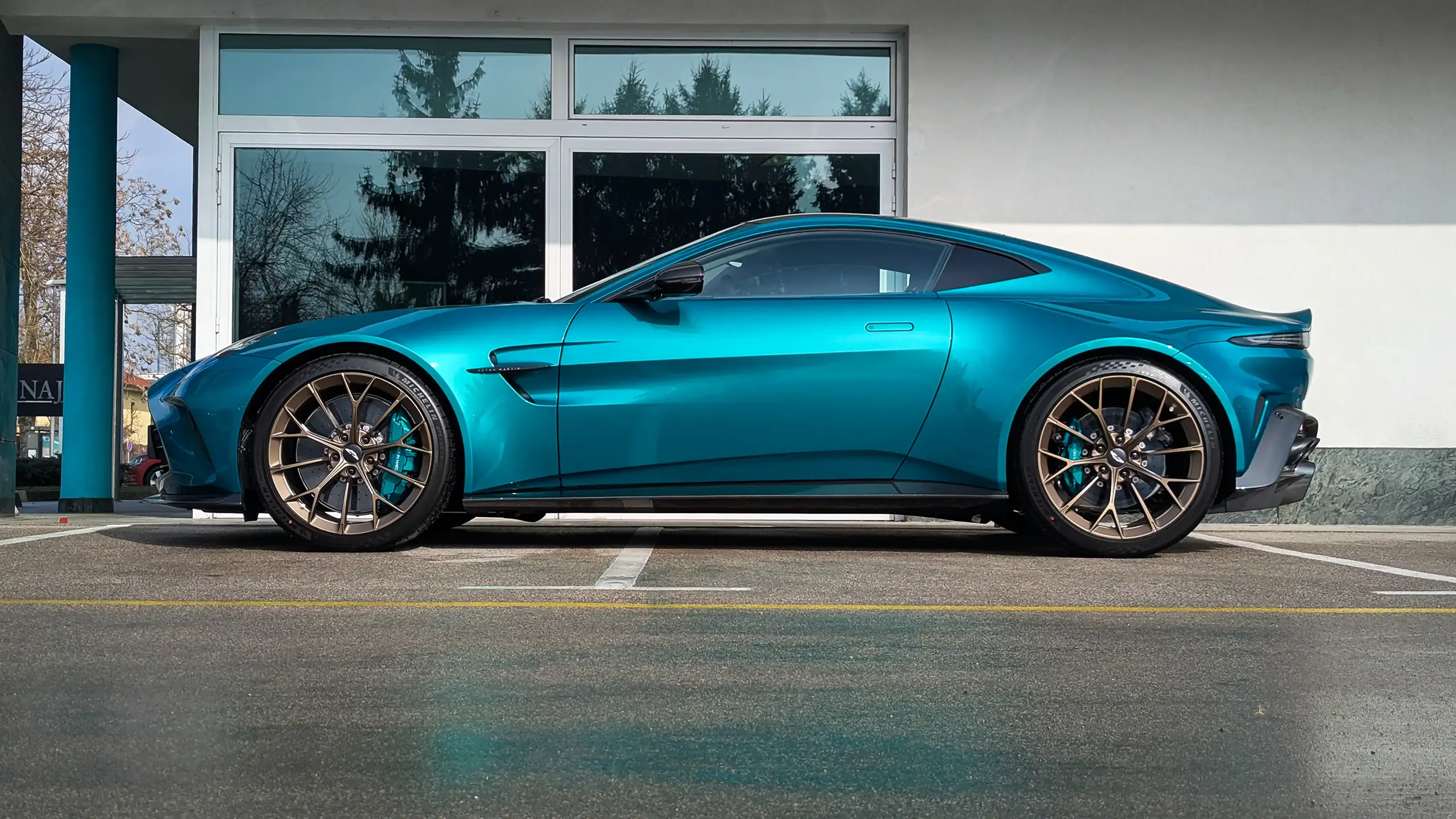 Aston-Martin-Vantage-08
