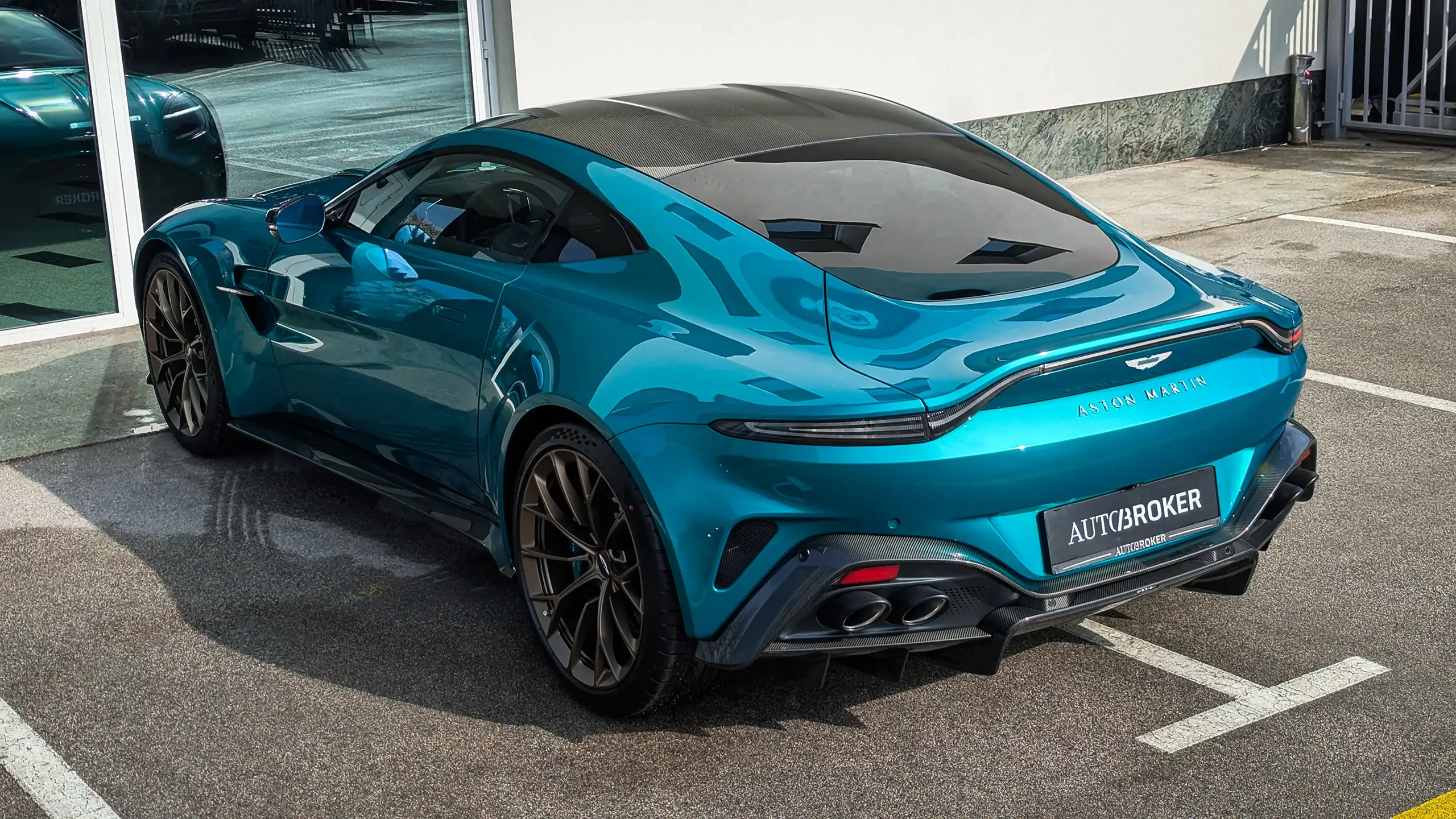 Aston-Martin-Vantage-21