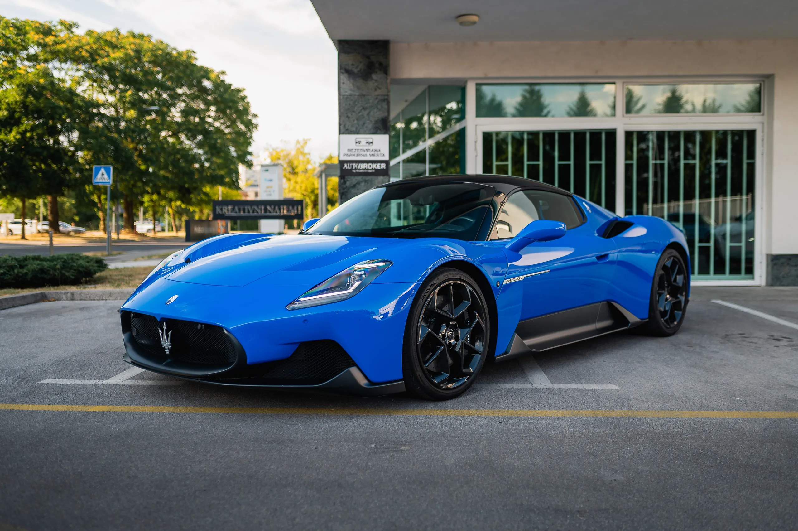 Maserati-MC20-Blu-Infinito-01