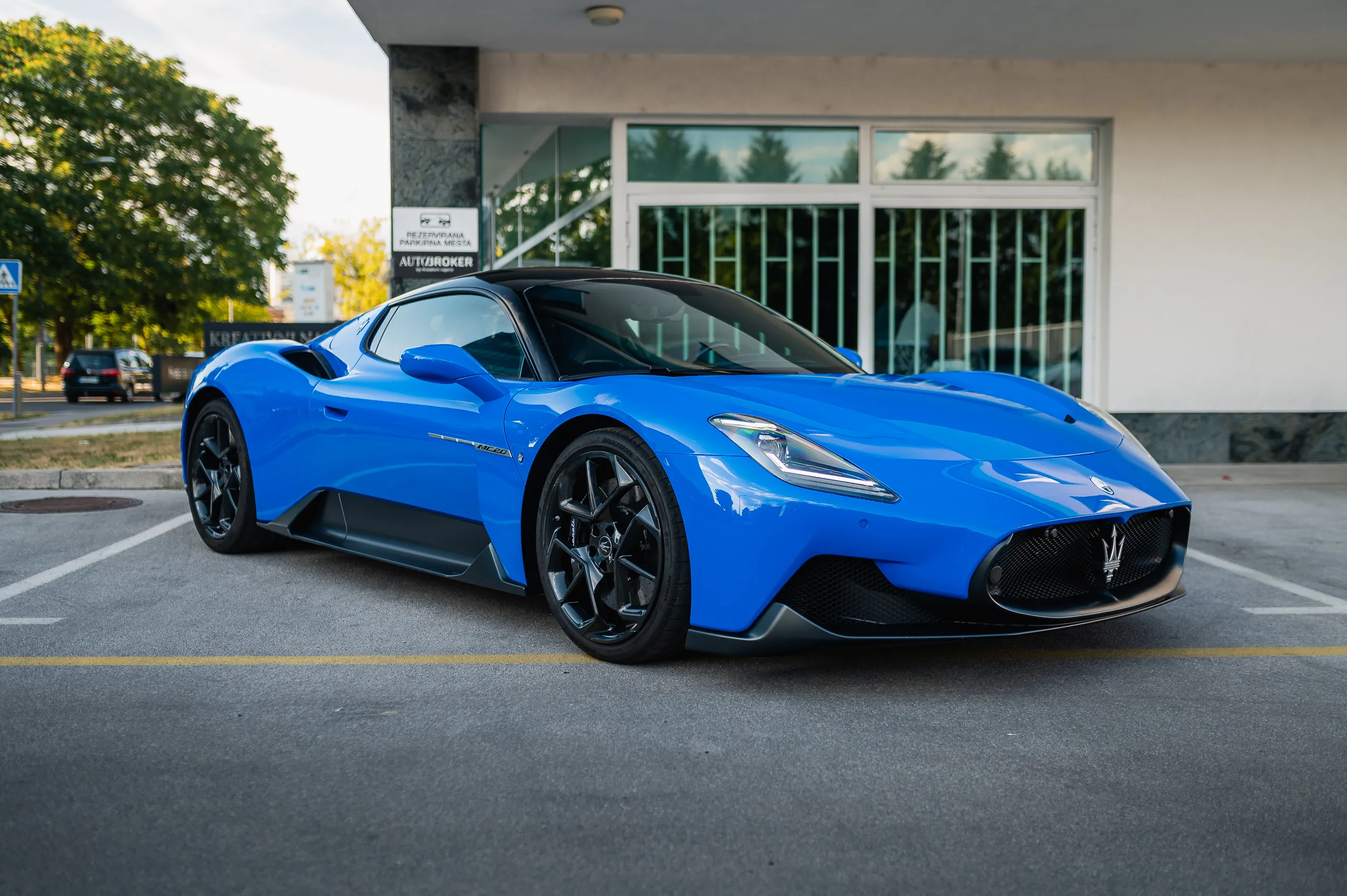 Maserati-MC20-Blu-Infinito-03