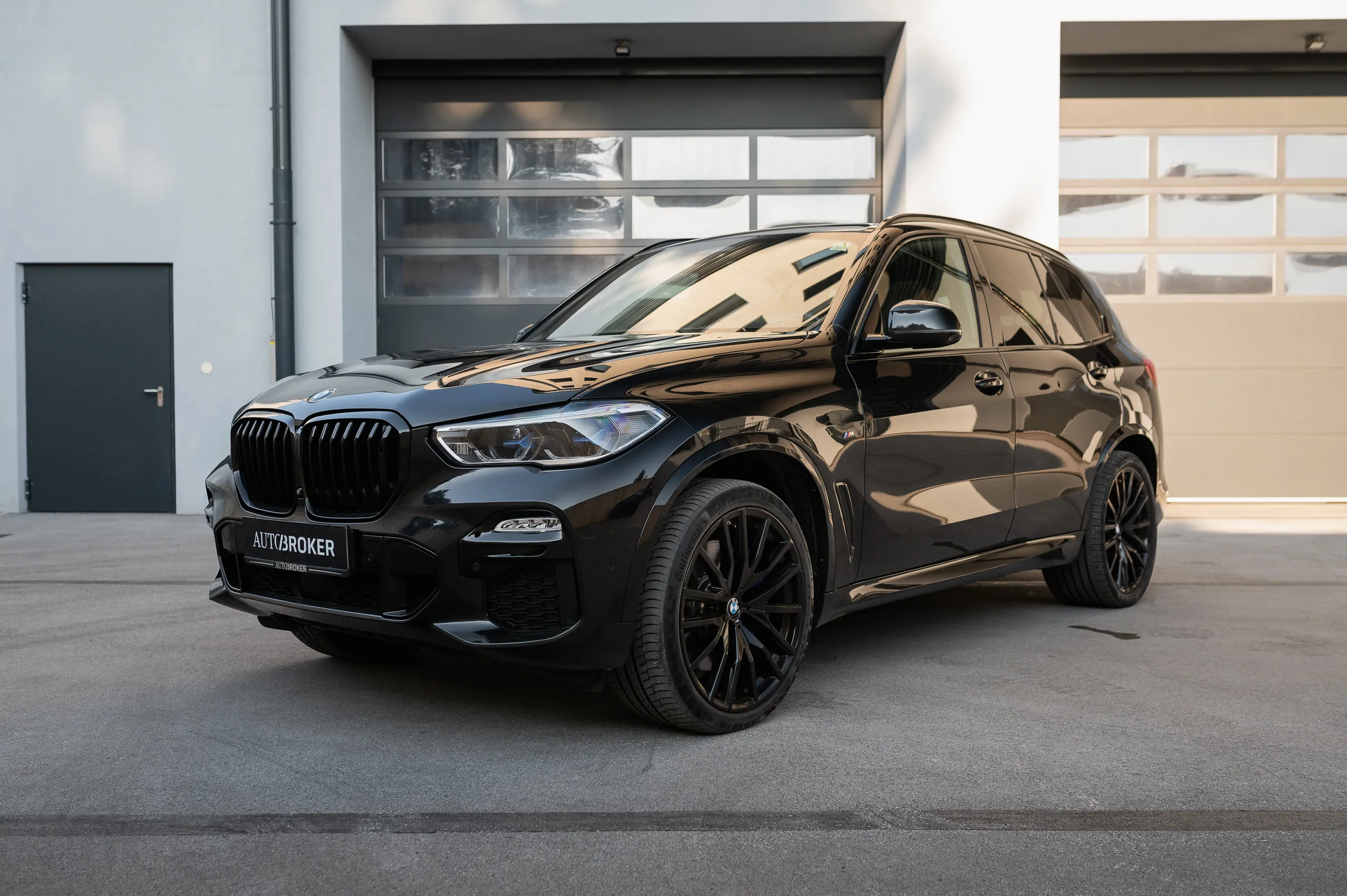 BMW-X5-M50i-01