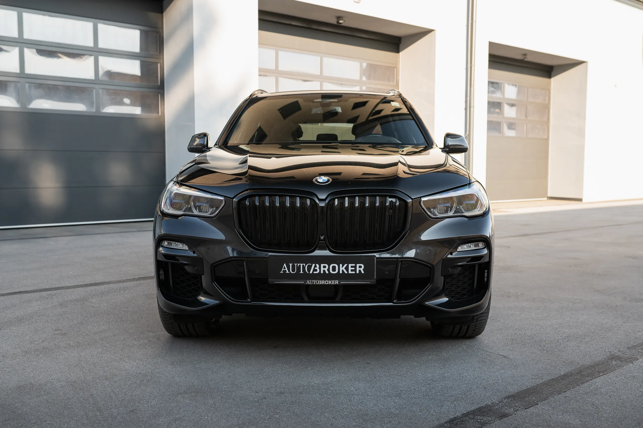 BMW-X5-M50i-02
