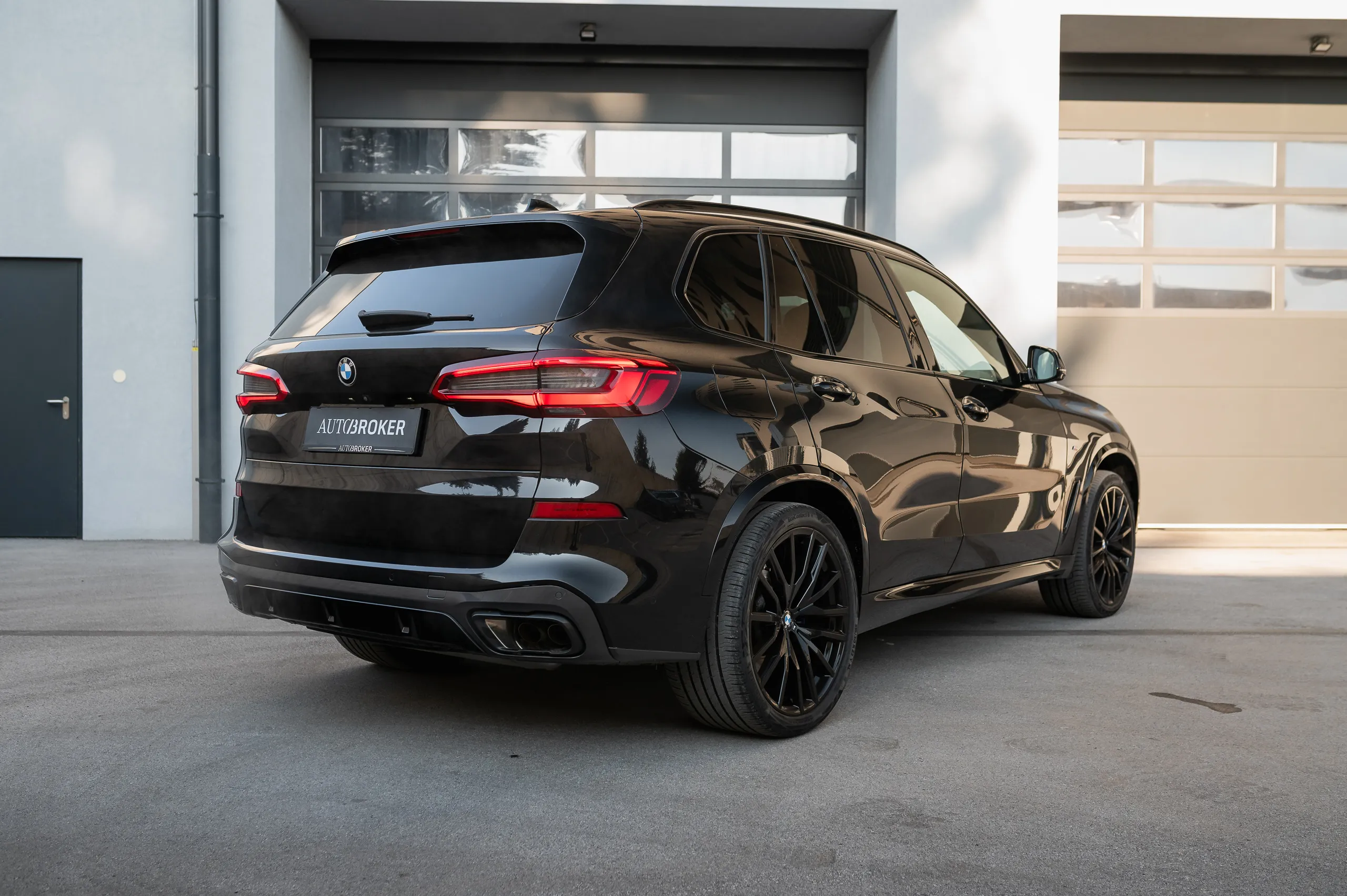 BMW-X5-M50i-05