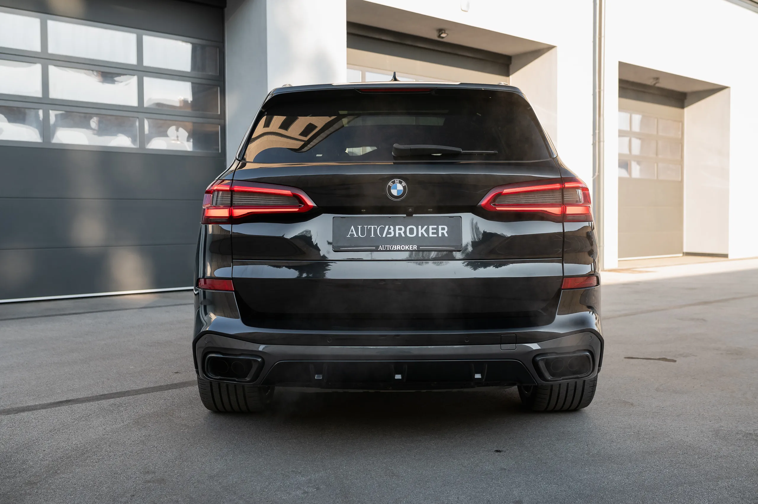 BMW-X5-M50i-06