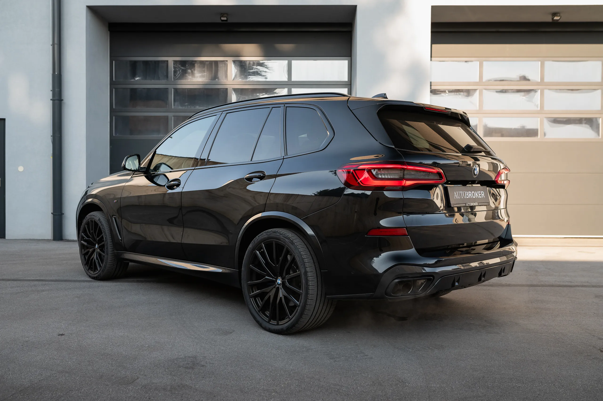 BMW-X5-M50i-07